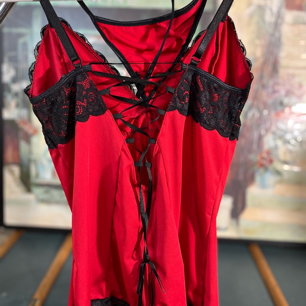 EUC: Women’s Rene Rofe Lingerie
Size M/L Strappy Lace Body Corset Set